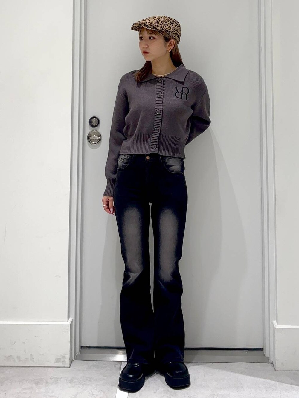 ブラック系のスリッポン、ブラック系のデニムパンツ、グレー系のカーディガン/ボレロを着用したレディースの冬コーディネートの2枚目の写真