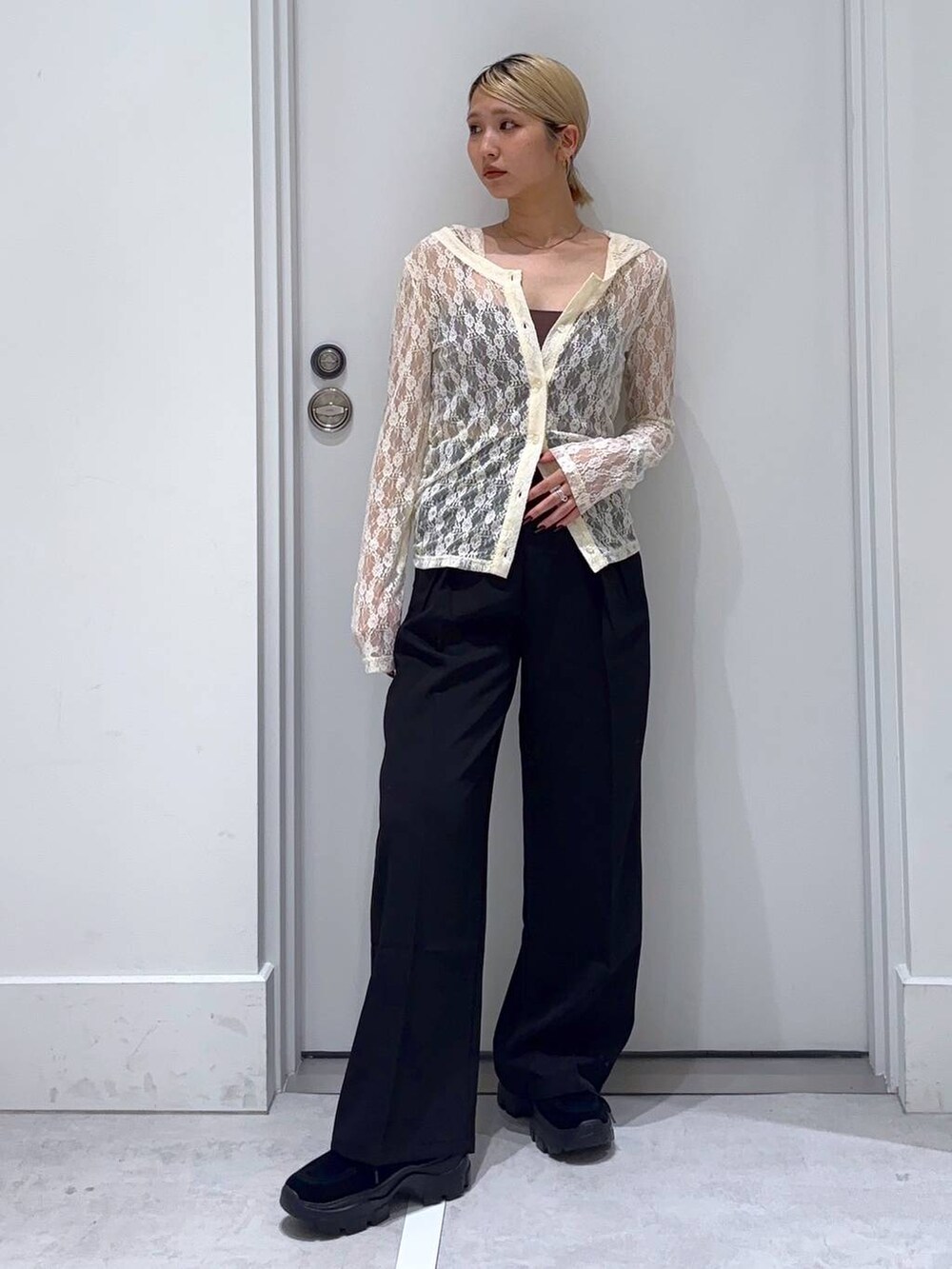 ブラウン系のキャミソール、ベージュ系のTシャツ/カットソー、ブラック系のモカシン/デッキシューズを着用したレディースの秋コーディネートの2枚目の写真