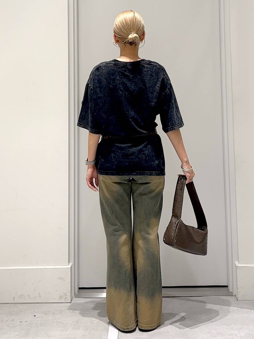 ブラック系のその他シューズ、ブラウン系のハンドバッグ、ブラック系のTシャツ/カットソーを着用したレディースの夏コーディネートの4枚目の写真