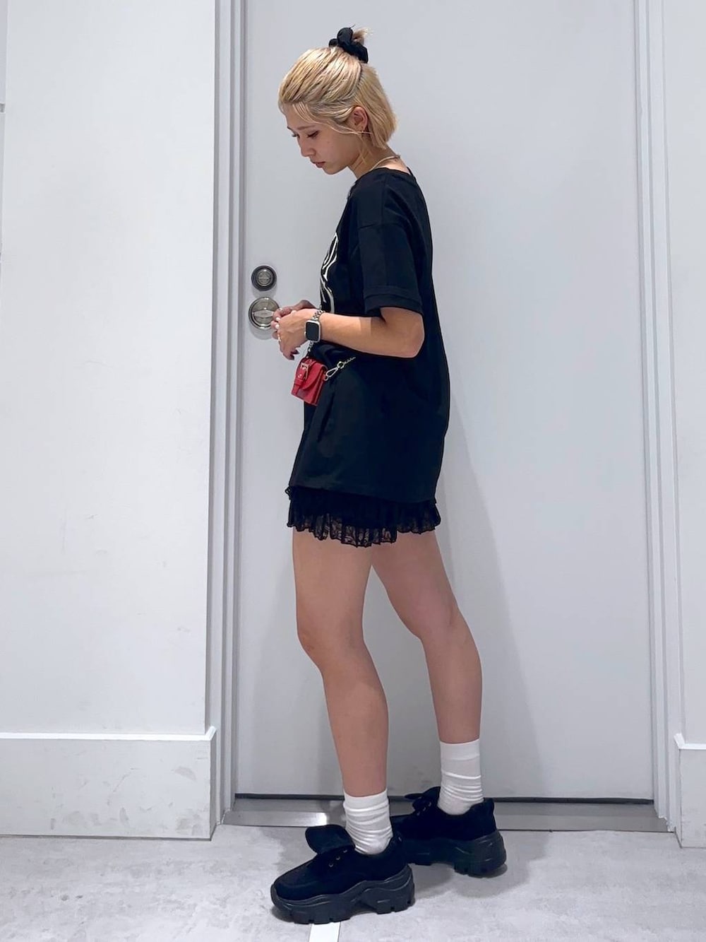 ブラック系のその他パンツ、ブラック系のモカシン/デッキシューズ、ブラック系のTシャツ/カットソーを着用したレディースの夏コーディネートの4枚目の写真