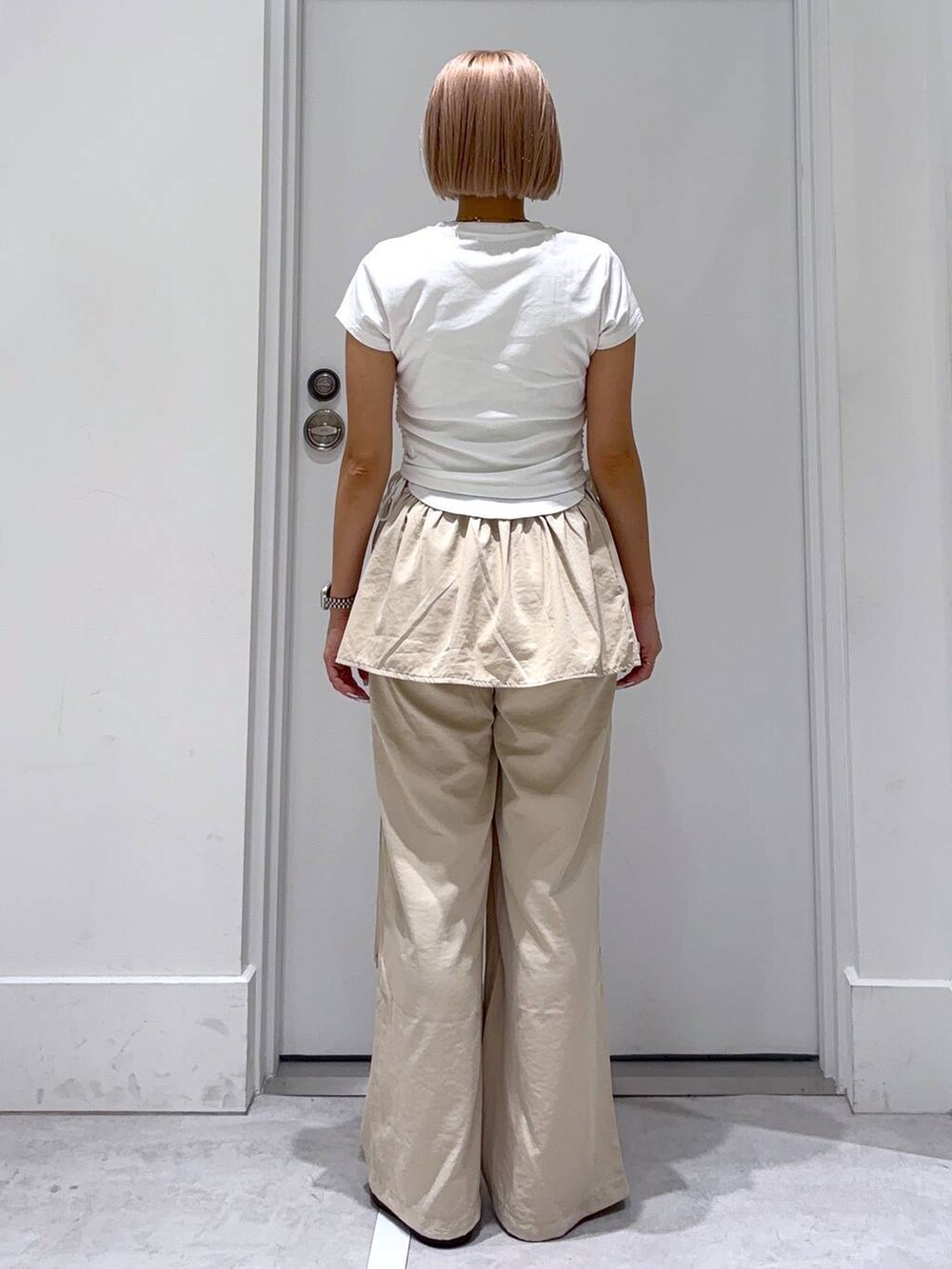 ホワイト系のTシャツ/カットソーを着用したレディースの夏コーディネートの4枚目の写真