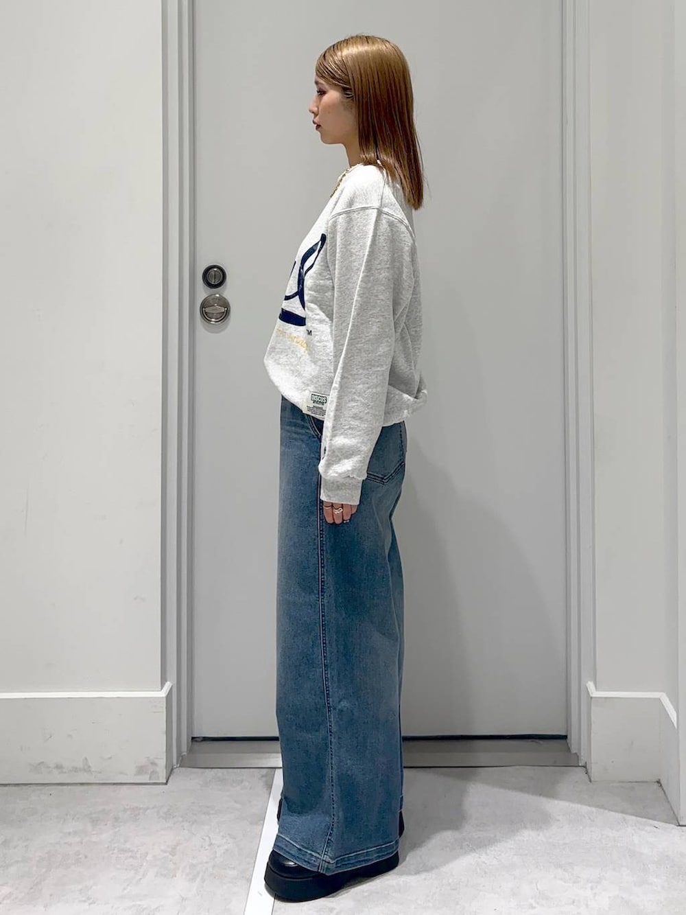 「着痩せ・細見え、女子ウケ、カジュアル、カジュアルコーデ、秋コーデ、冬コーデ、デニムパンツ、FOREVER 21」｜「FOREVER 21の【2024FW】ワイドデニム（デニムパンツ、ブルー系）」を使った、hm2931さん（レディース・159cm）の冬コーディネートの3枚目の写真
