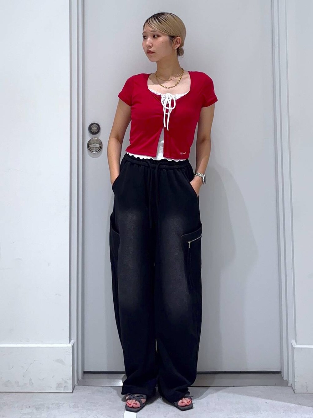 その他のサンダル、レッド系のTシャツ/カットソー、ブラック系のスウェットパンツを着用したレディースの夏コーディネートの2枚目の写真