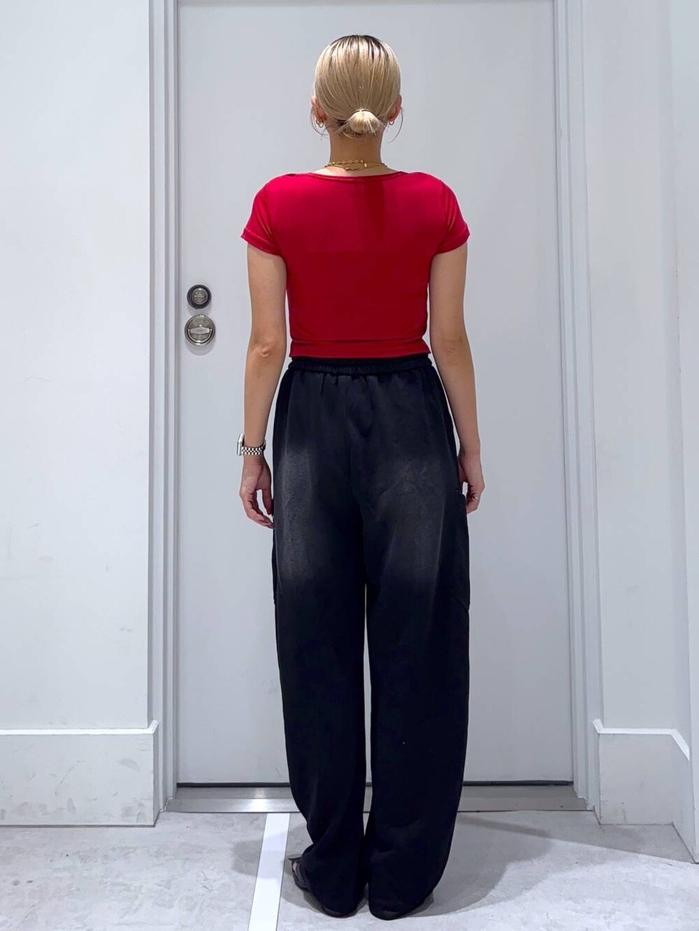 その他のサンダル、レッド系のTシャツ/カットソー、ブラック系のスウェットパンツを着用したレディースの夏コーディネートの4枚目の写真