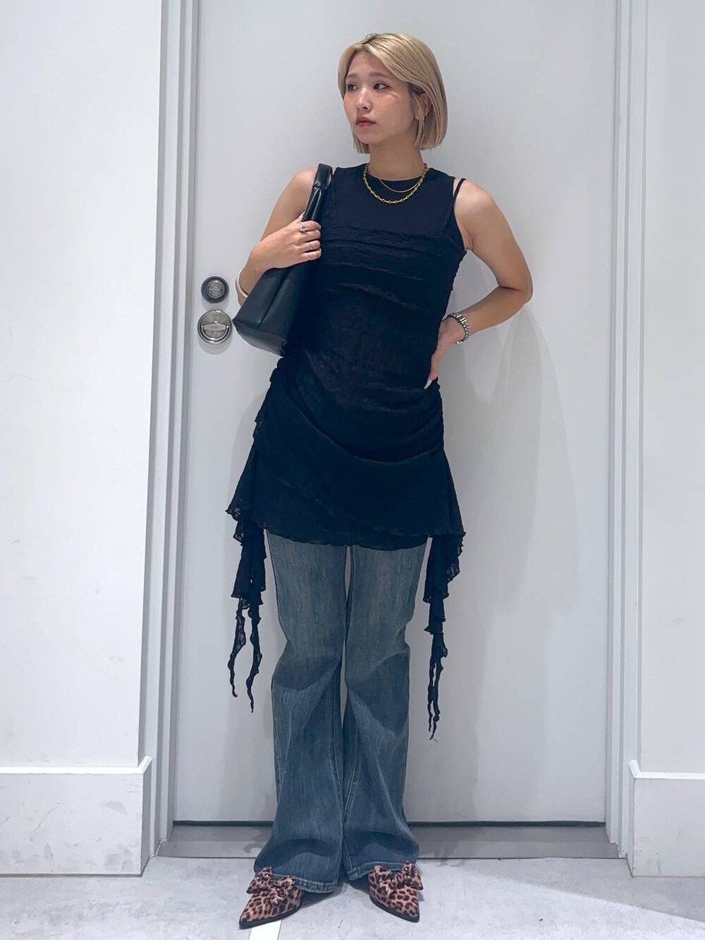 ブルー系のデニムパンツ、その他のパンプス、ブラック系のタンクトップを着用したレディースの夏コーディネートの2枚目の写真