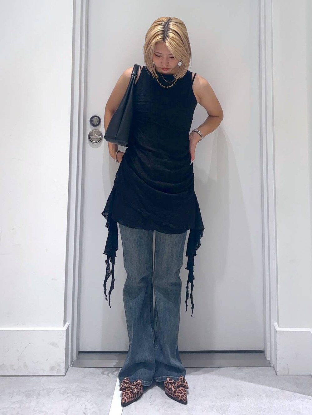 ブルー系のデニムパンツ、その他のパンプス、ブラック系のタンクトップを着用したレディースの夏コーディネートの3枚目の写真