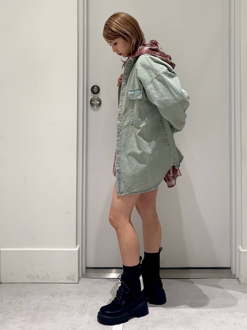 ベージュ系のその他パンツ、ブルー系のシャツ/ブラウス、ブラック系のブーツを着用したレディースの春コーディネートの4枚目の写真