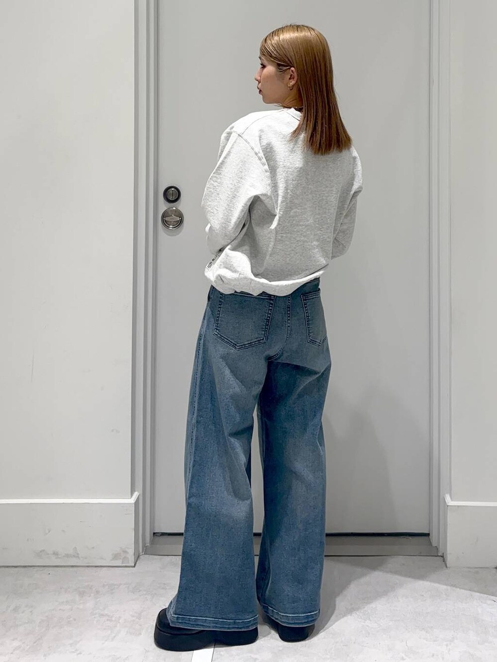 「着痩せ・細見え、女子ウケ、カジュアル、カジュアルコーデ、秋コーデ、冬コーデ、デニムパンツ、FOREVER 21」｜「FOREVER 21の【2024FW】ワイドデニム（デニムパンツ、ブルー系）」を使った、hm2931さん（レディース・159cm）の冬コーディネートの4枚目の写真