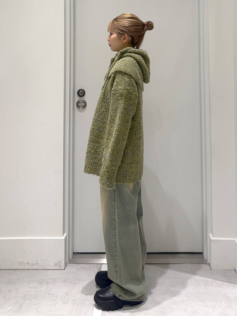 ブルー系のデニムパンツ、グリーン系のニット/セーターを着用したレディースの冬コーディネートの3枚目の写真