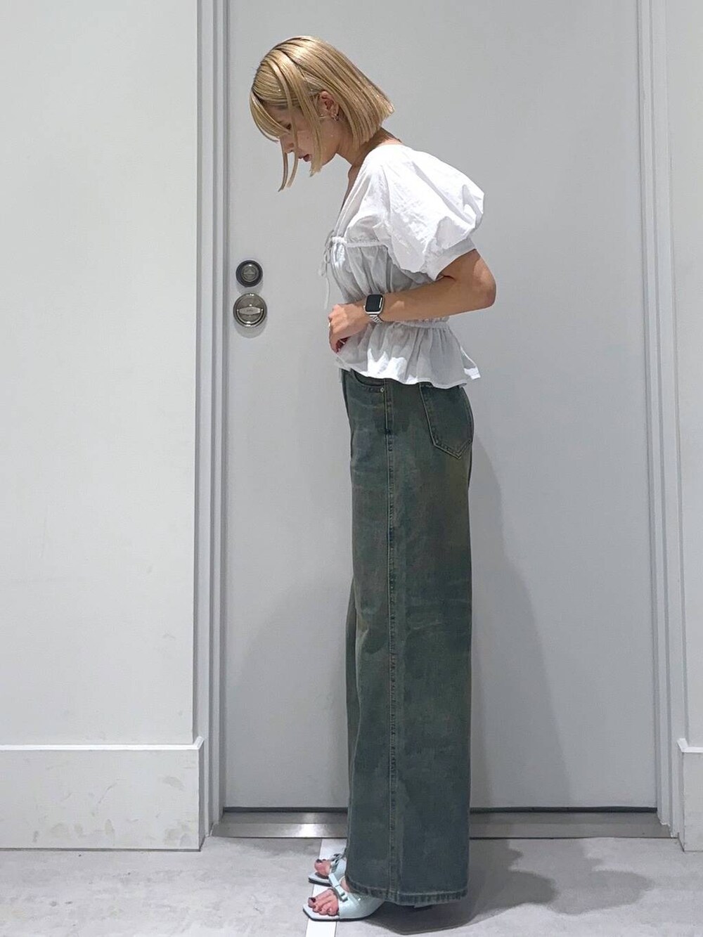 ブルー系のサンダル、ブラック系のキャミソール、ホワイト系のシャツ/ブラウスを着用したレディースの夏コーディネートの3枚目の写真