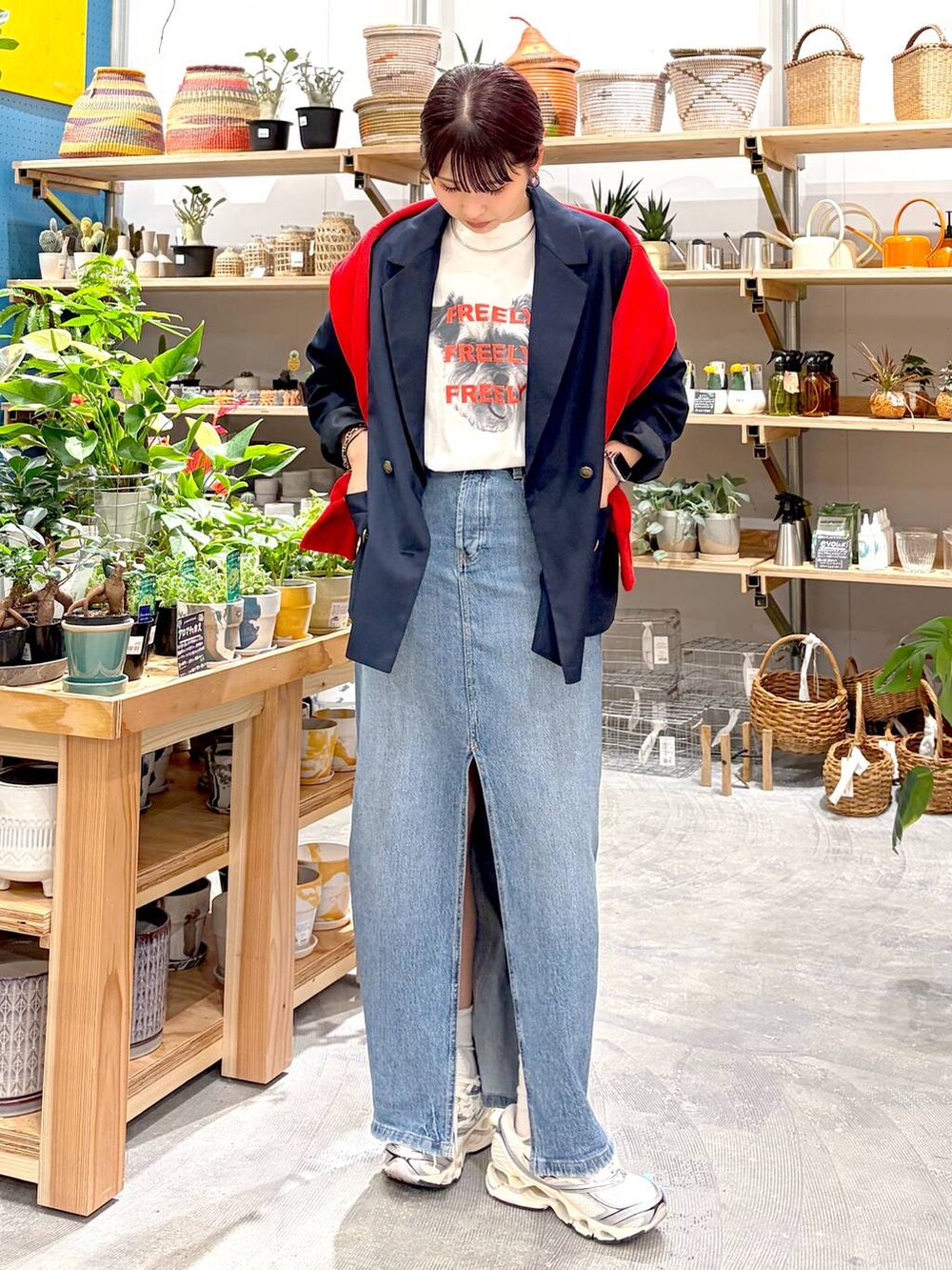 レッド系のカーディガン/ボレロ、ブルー系のテーラードジャケット、ホワイト系のTシャツ/カットソーを着用したレディースの春コーディネートの3枚目の写真