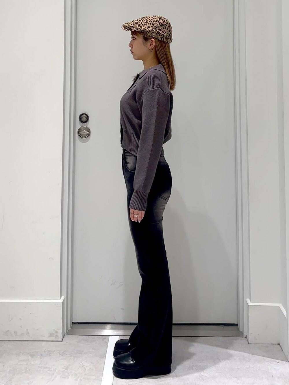 ブラック系のスリッポン、ブラック系のデニムパンツ、グレー系のカーディガン/ボレロを着用したレディースの冬コーディネートの3枚目の写真