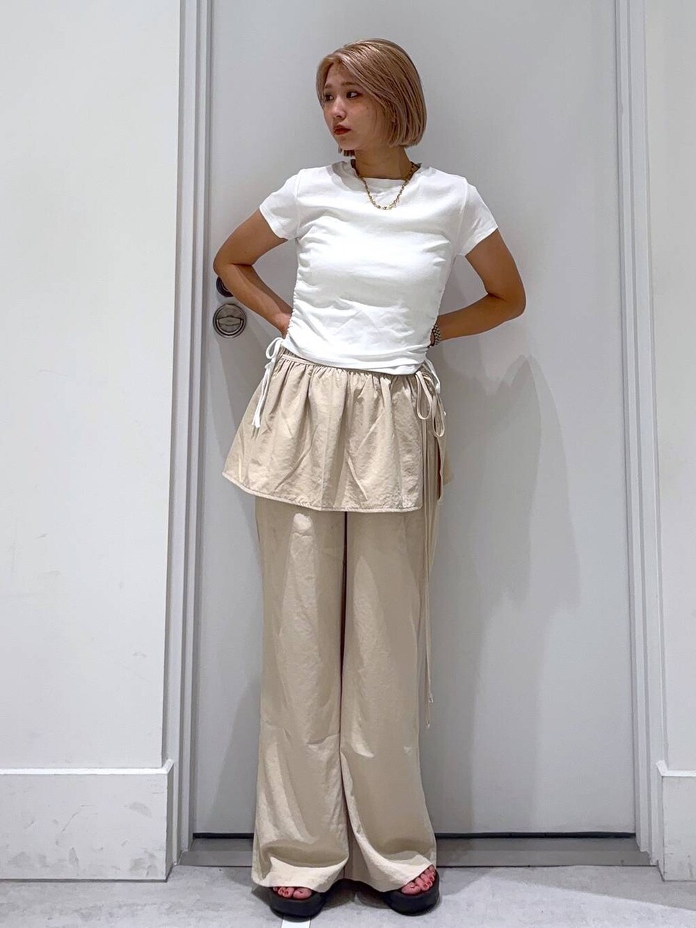 ホワイト系のTシャツ/カットソーを着用したレディースの夏コーディネートの2枚目の写真