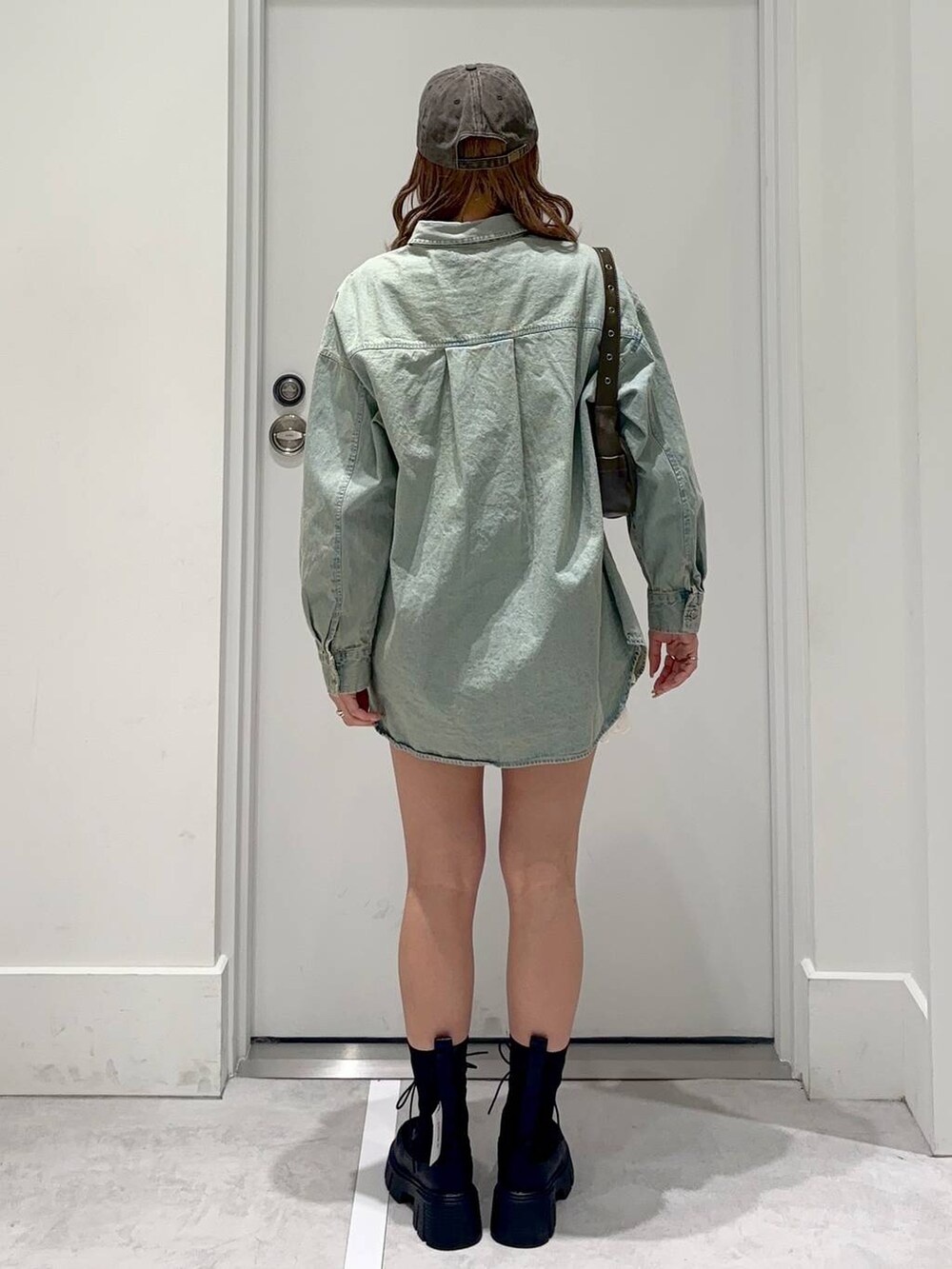 ベージュ系のその他パンツ、ブルー系のシャツ/ブラウス、ブラウン系のショルダーバッグを着用したレディースの春コーディネートの4枚目の写真