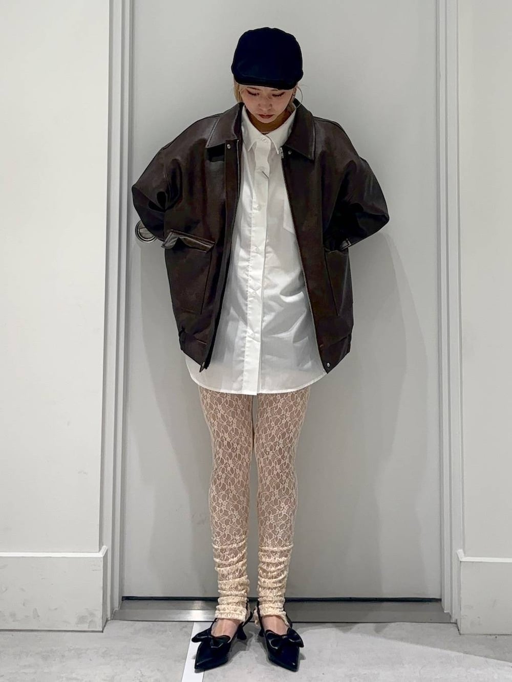 ブラック系のサンダル、ブラック系のその他パンツ、ブラウン系のブルゾンを着用したレディースの春コーディネートの2枚目の写真