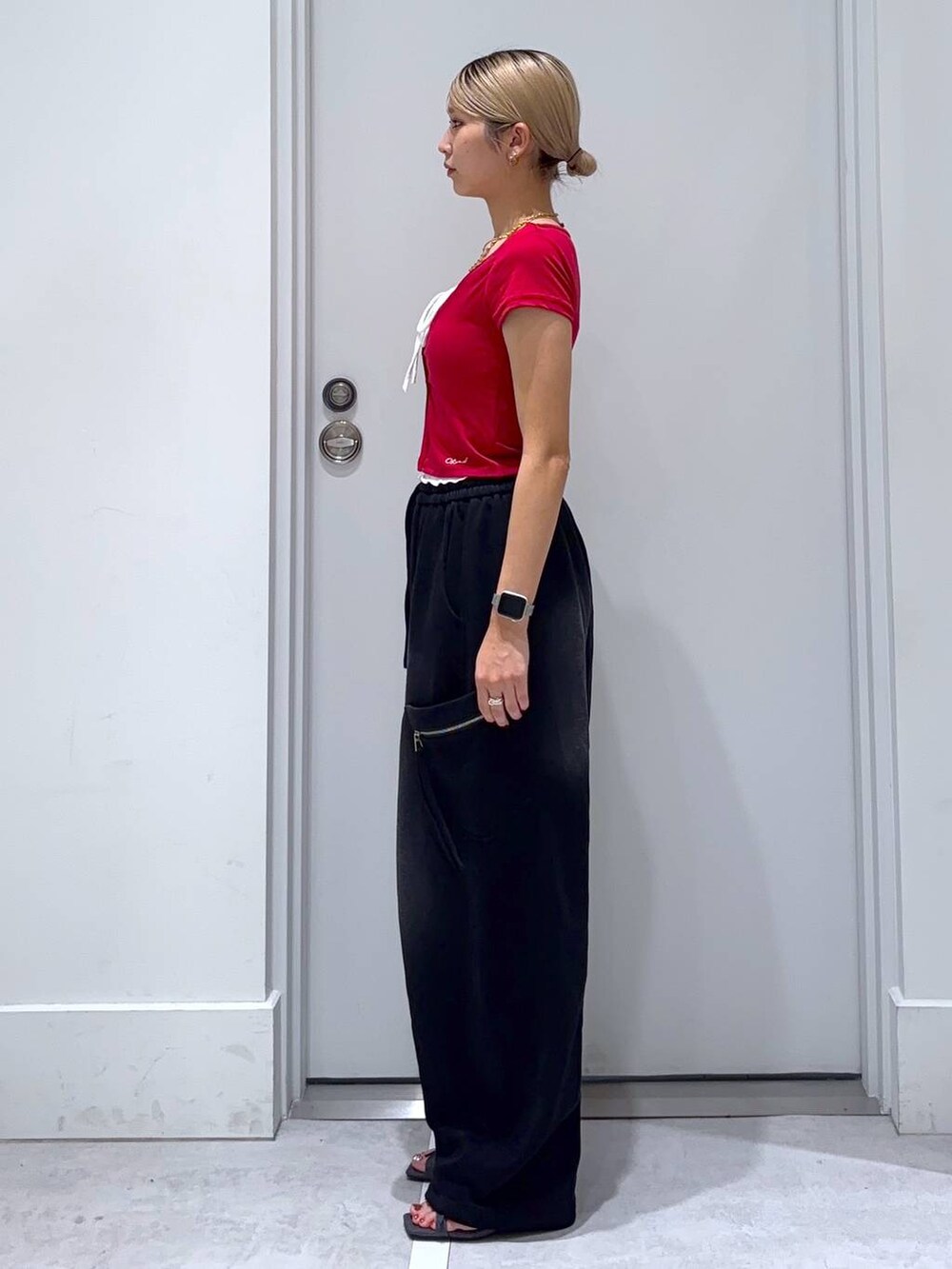 その他のサンダル、レッド系のTシャツ/カットソー、ブラック系のスウェットパンツを着用したレディースの夏コーディネートの3枚目の写真