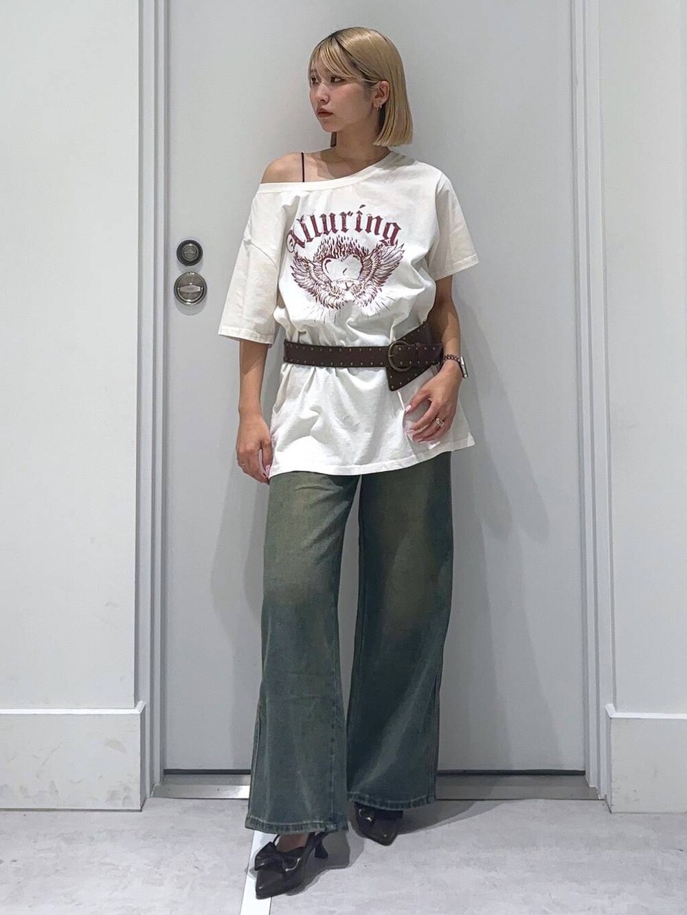 ブラウン系のサンダル、ホワイト系のTシャツ/カットソー、ブルー系のデニムパンツを着用したレディースの夏コーディネートの2枚目の写真