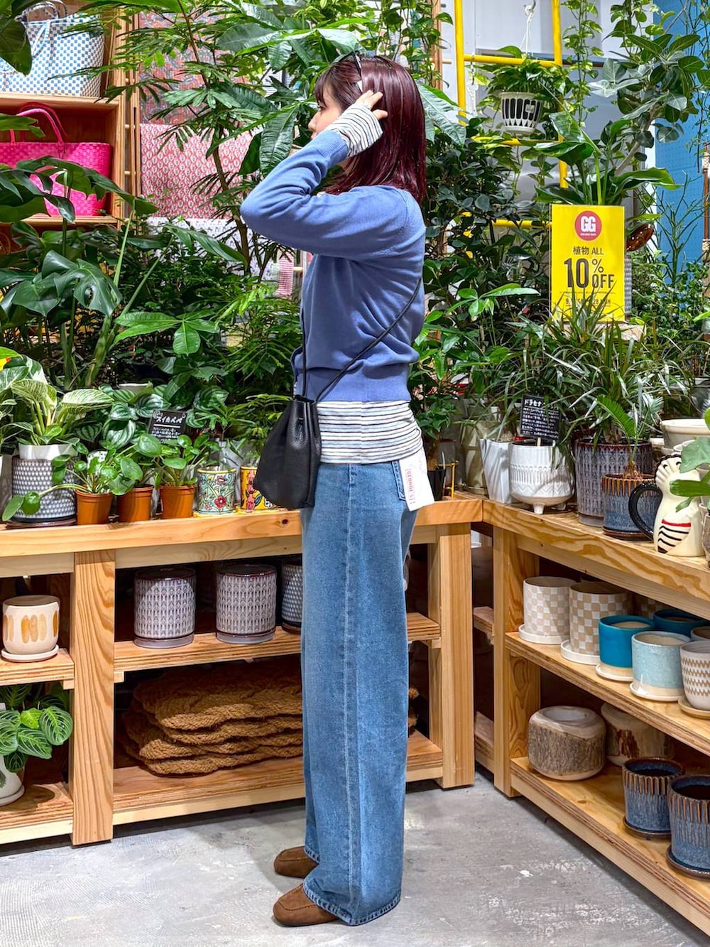 ブルー系のデニムパンツ、グレー系のTシャツ/カットソー、ブルー系のカーディガン/ボレロを着用したレディースの秋コーディネートの4枚目の写真