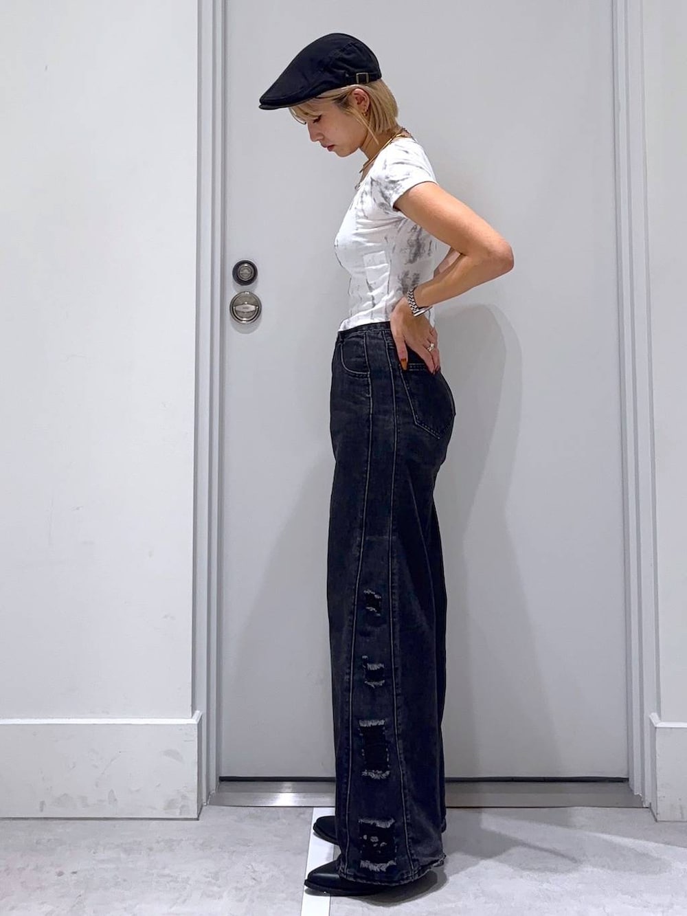 ブラック系のデニムパンツ、ホワイト系のTシャツ/カットソーを着用したレディースの秋コーディネートの4枚目の写真