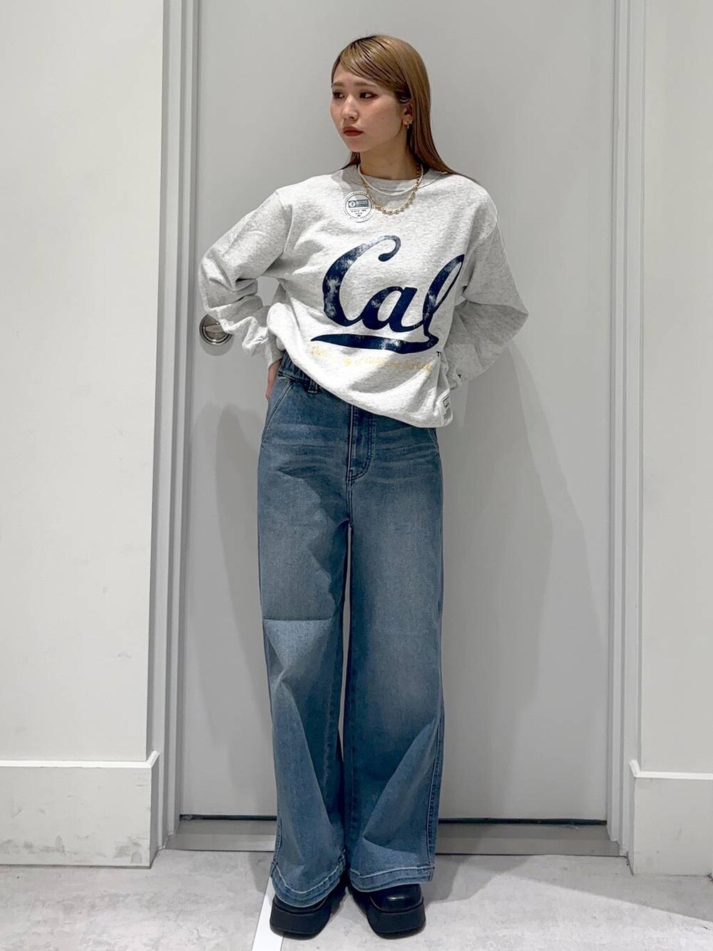 「着痩せ・細見え、女子ウケ、カジュアル、カジュアルコーデ、秋コーデ、冬コーデ、デニムパンツ、FOREVER 21」｜「FOREVER 21の【2024FW】ワイドデニム（デニムパンツ、ブルー系）」を使った、hm2931さん（レディース・159cm）の冬コーディネートの2枚目の写真