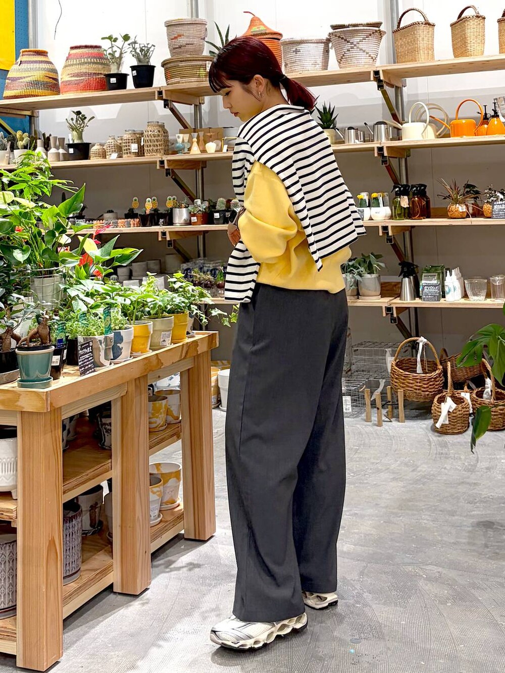 イエロー系のカーディガン/ボレロ、グレー系のその他パンツ、グレー系のTシャツ/カットソーを着用したレディースの春コーディネートの3枚目の写真