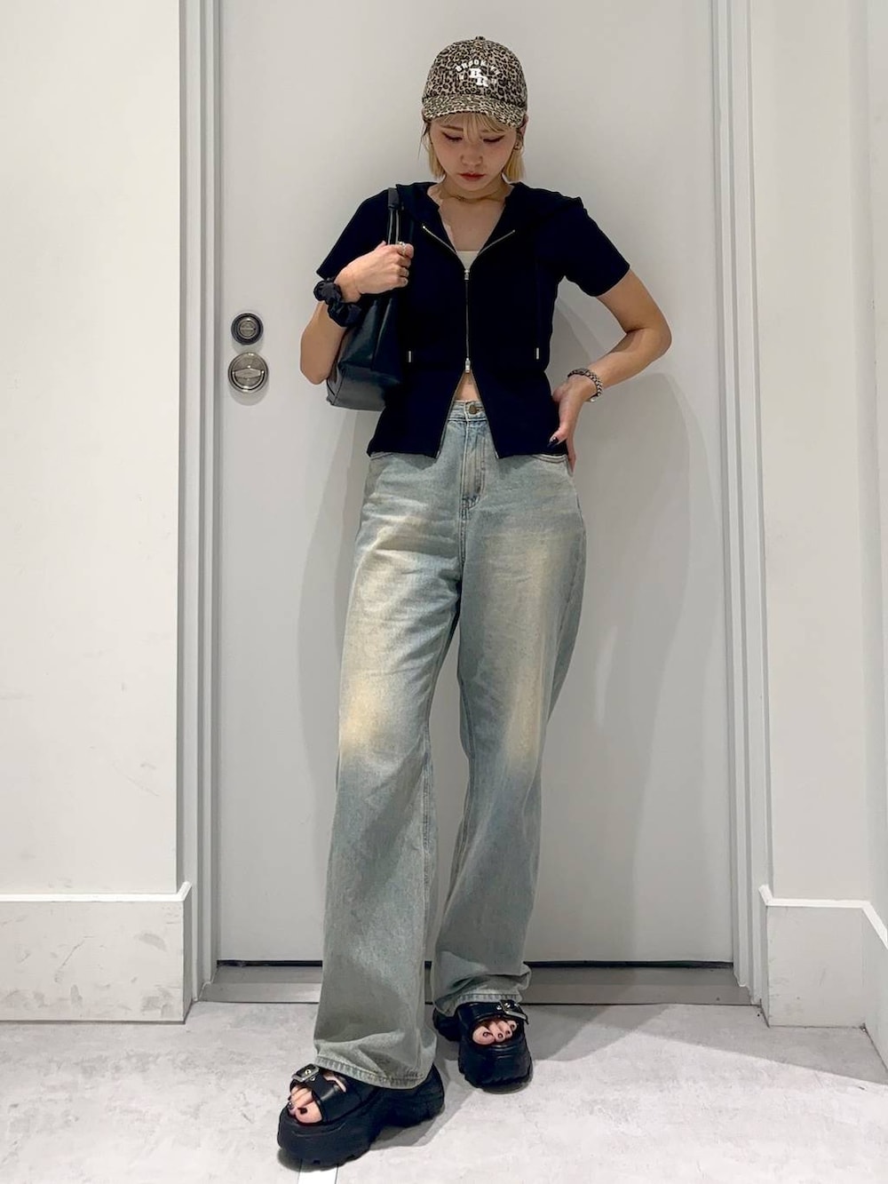 「女子ウケ、着痩せ・細見え、カジュアル、カジュアルコーデ、夏コーデ、楽ちんコーデ、デニムパンツ、新作、FOREVER 21」｜「FOREVER 21の【2024SS】ヴィンテージ風ロゴキャップ（キャップ、その他）」を使った、hm2931さん（レディース・159cm）の春コーディネートの2枚目の写真