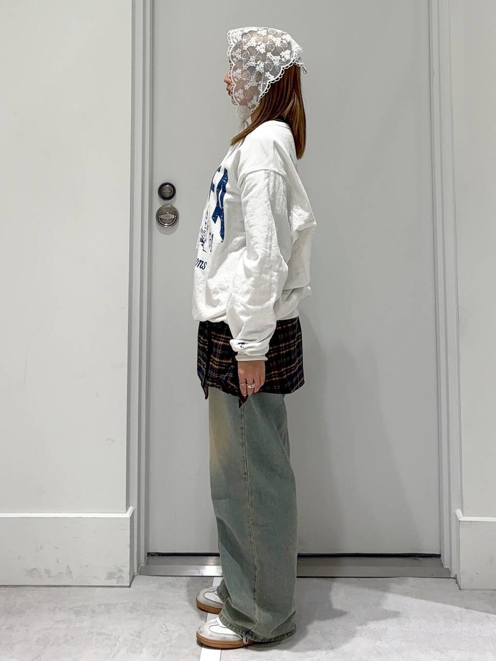 ブルー系のデニムパンツ、イエロー系のその他パンツ、ホワイト系のスウェットを着用したレディースの冬コーディネートの2枚目の写真