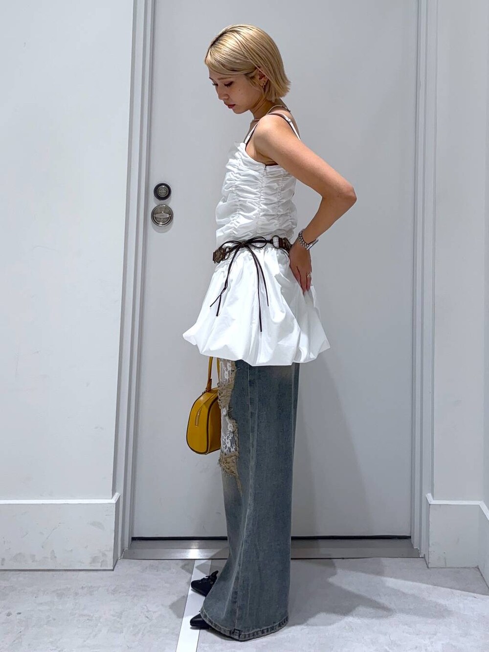 ブラウン系のキャミソール、ブラック系のその他シューズ、イエロー系のボストンバッグを着用したレディースの夏コーディネートの3枚目の写真