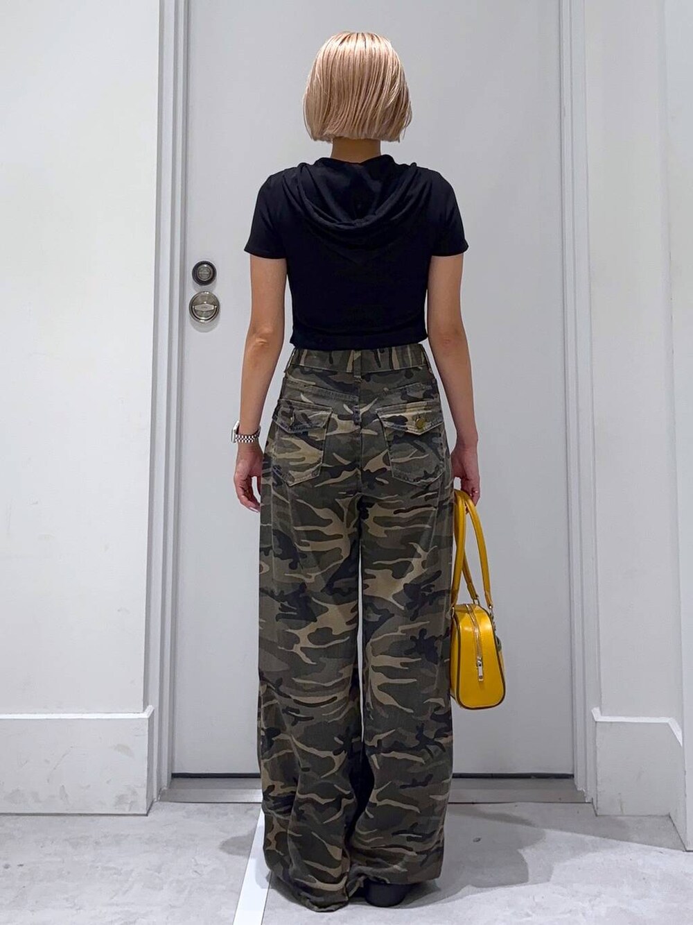 イエロー系のボストンバッグ、ブラック系のTシャツ/カットソー、その他のその他パンツを着用したレディースの夏コーディネートの4枚目の写真