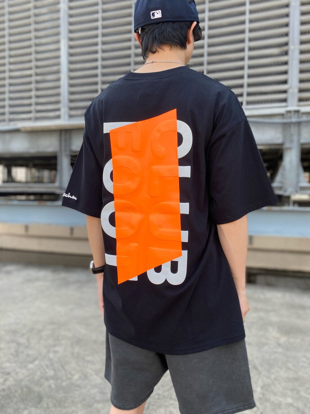 「LHP、オーバーサイズ、Danke schon、白スニーカー、ショーツ、夏コーデ、低身長、メンズファッション、おしゃれさんと繋がりたい、whiteland」｜「DANKE SCHONのDankeSchon/ダンケシェーン/10th Anniversary CLUBFOOT SST/10周年 ロゴTシャツ（Tシャツ/カットソー、ブラック系）」を使った、takuya satoさん（メンズ・163cm）の春コーディネートの2枚目の写真