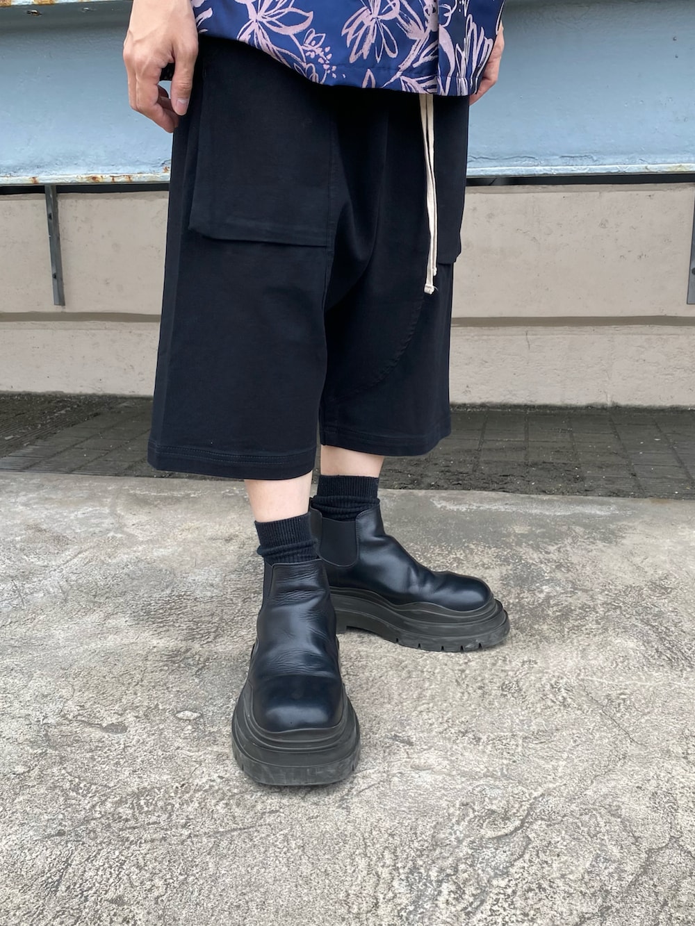 「シンプル、夏、カジュアルコーデ、おしゃれさんと繋がりたい、メンズコーデ、夏コーデ、柄シャツ、ショーツ、サルエルショーツ、LHP、Danke schon」｜「DANKE SCHONのDankeschon/ダンケシェーン/Flower Shirts（シャツ/ブラウス、ブルー系）」を使った、takuya satoさん（メンズ・163cm）の夏コーディネートの2枚目の写真