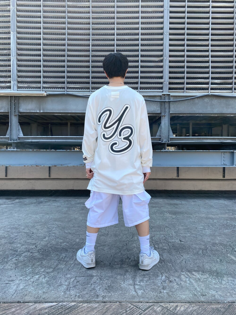 「ロンT、Danke schon、カーゴパンツ、ショーツ、Y-3、シンプルコーデ、夏コーデ、シンプルスタイル、カジュアルコーデ、おしゃれさんと繋がりたい」｜「Y-3のアイテム（Tシャツ/カットソー、ホワイト系）」を使った、takuya satoさん（メンズ・163cm）の夏コーディネートの2枚目の写真