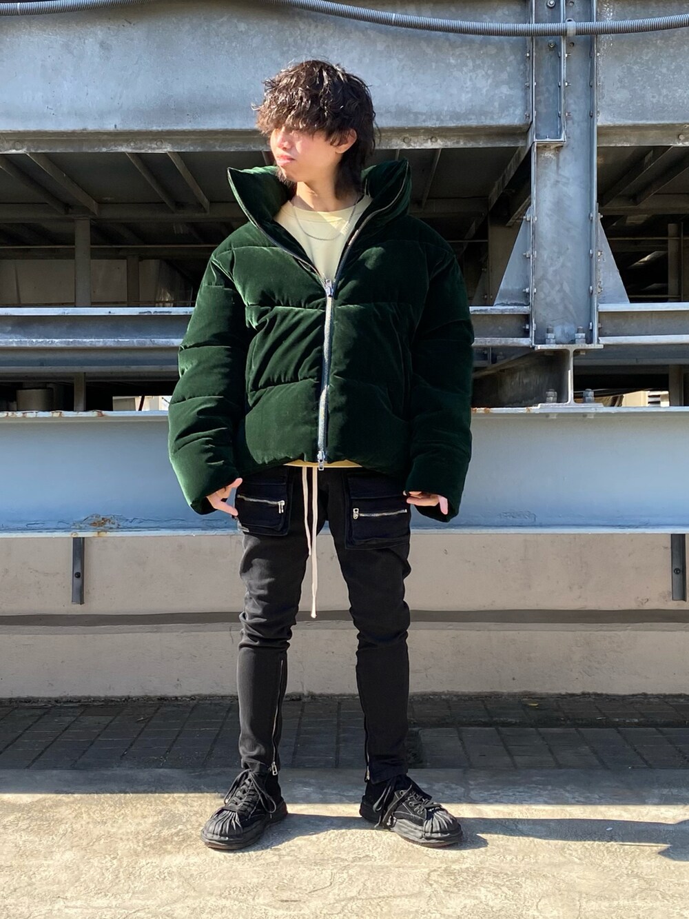 グリーン系のブルゾン、グリーン系のブルゾン、ブラック系のその他パンツを着用したメンズの秋コーディネートの2枚目の写真