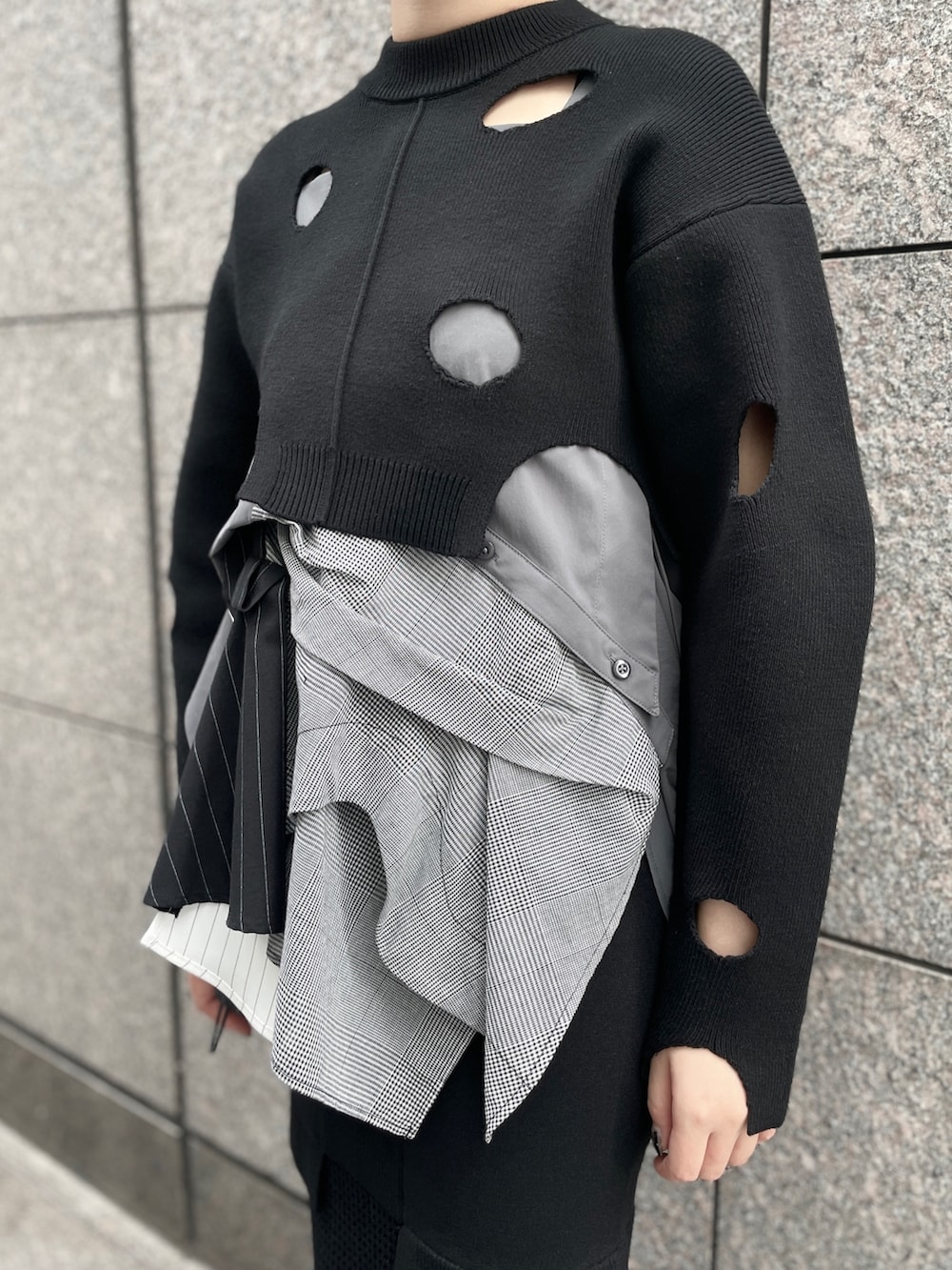 ブラック系のニット/セーター、グレー系のシャツ/ブラウス、ブラック系のその他パンツを着用したレディースの秋コーディネートの6枚目の写真