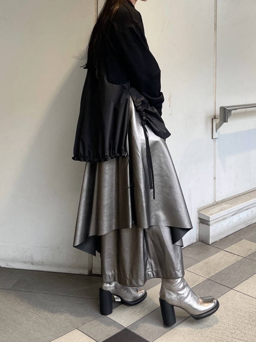 「UN3D.、アンスリード、ワイドパンツ、レザー、レザーパンツ、シルバーシューズ、秋っぽコーデ更新中、秋コーデ、ブラック、シルバー、ブラックコーデ、モノトーン、モノトーンコーデ、モード、スウェット」｜「UN3D.のFAKE LEATHER ASYMME LAYERED PT（その他パンツ、シルバー系）」を使った、KANAEさん（レディース・162cm）の秋コーディネートの3枚目の写真