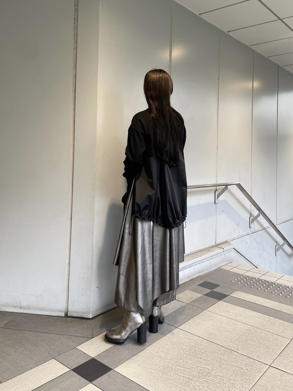 「UN3D.、アンスリード、ワイドパンツ、レザー、レザーパンツ、シルバーシューズ、秋っぽコーデ更新中、秋コーデ、ブラック、シルバー、ブラックコーデ、モノトーン、モノトーンコーデ、モード、スウェット」｜「UN3D.のFAKE LEATHER ASYMME LAYERED PT（その他パンツ、シルバー系）」を使った、KANAEさん（レディース・162cm）の秋コーディネートの4枚目の写真