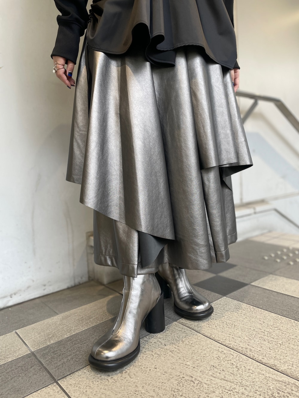 「UN3D.、アンスリード、ワイドパンツ、レザー、レザーパンツ、シルバーシューズ、秋っぽコーデ更新中、秋コーデ、ブラック、シルバー、ブラックコーデ、モノトーン、モノトーンコーデ、モード、スウェット」｜「UN3D.のFAKE LEATHER ASYMME LAYERED PT（その他パンツ、シルバー系）」を使った、KANAEさん（レディース・162cm）の秋コーディネートの9枚目の写真
