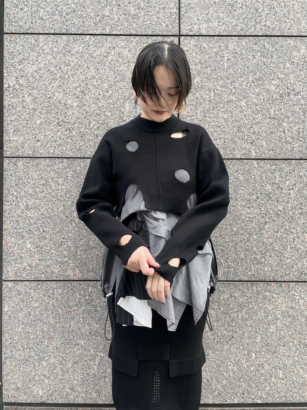 ブラック系のニット/セーター、グレー系のシャツ/ブラウス、ブラック系のその他パンツを着用したレディースの秋コーディネートの4枚目の写真