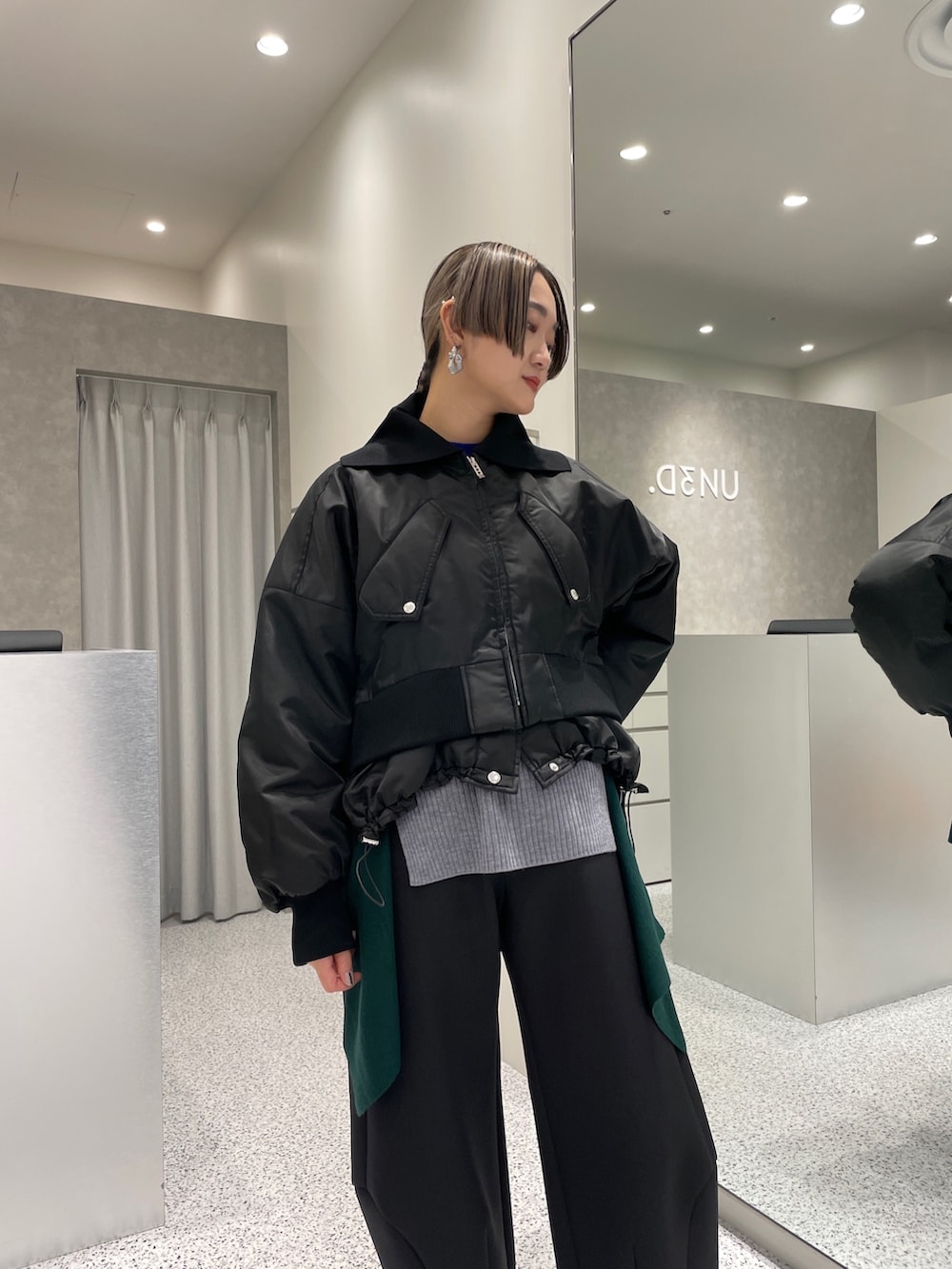 「UN3D.、UN3D.コーデ、アンスリード、MA-1、ブルゾン、アウター、重ね着ベストシーズン、ニット、ブラック、ブラックコーデ、コクーンシルエット、コクーンパンツ、バルーンパンツ、モノトーン、モノトーンコーデ」｜「UN3D.のIRREGULAR HALF MAT EARRING（イヤリング、シルバー系）」を使った、KANAEさん（レディース・162cm）の秋コーディネートの4枚目の写真