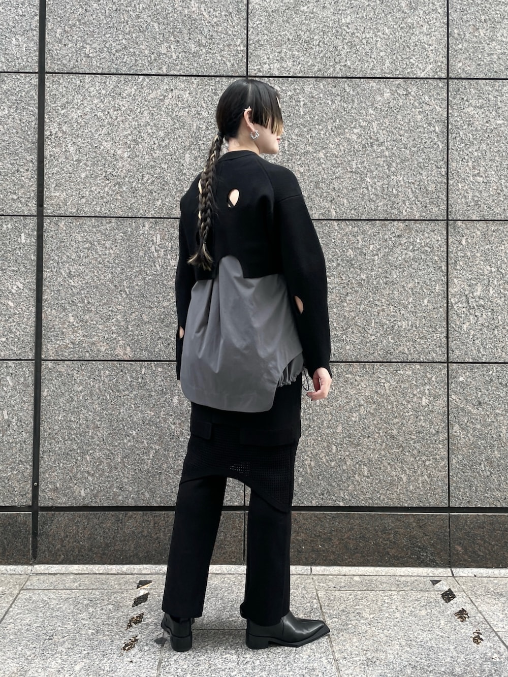 ブラック系のニット/セーター、グレー系のシャツ/ブラウス、ブラック系のその他パンツを着用したレディースの秋コーディネートの3枚目の写真