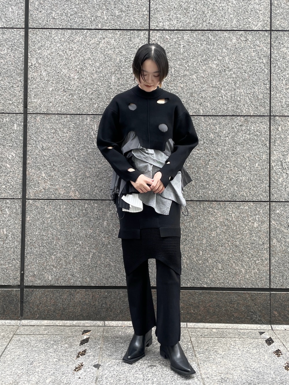 ブラック系のニット/セーター、グレー系のシャツ/ブラウス、ブラック系のその他パンツを着用したレディースの秋コーディネートの2枚目の写真