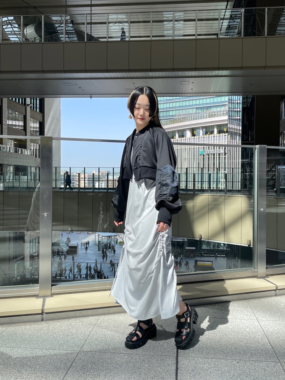 「春服デビュー宣言、UN3D.、アンスリード、きれいめカジュアル、春アウター、春服みてみて、お洒落さんとつながりたい、春コーデ、春服、ootd、淡色コーデ、ワンピース、MA-1、ブルゾン、ショート丈トップス」｜「UN3D.のMA-1ジャージーブルゾン（MA-1、ブラック系）」を使った、KANAEさん（レディース・162cm）の春コーディネートの3枚目の写真
