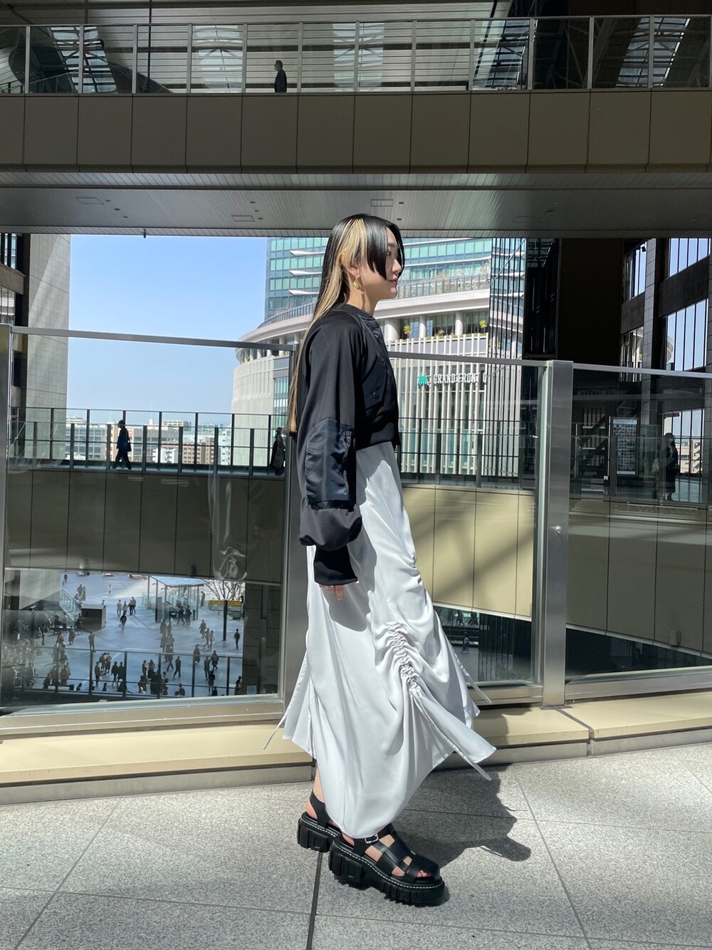「春服デビュー宣言、UN3D.、アンスリード、きれいめカジュアル、春アウター、春服みてみて、お洒落さんとつながりたい、春コーデ、春服、ootd、淡色コーデ、ワンピース、MA-1、ブルゾン、ショート丈トップス」｜「UN3D.のMA-1ジャージーブルゾン（MA-1、ブラック系）」を使った、KANAEさん（レディース・162cm）の春コーディネートの2枚目の写真