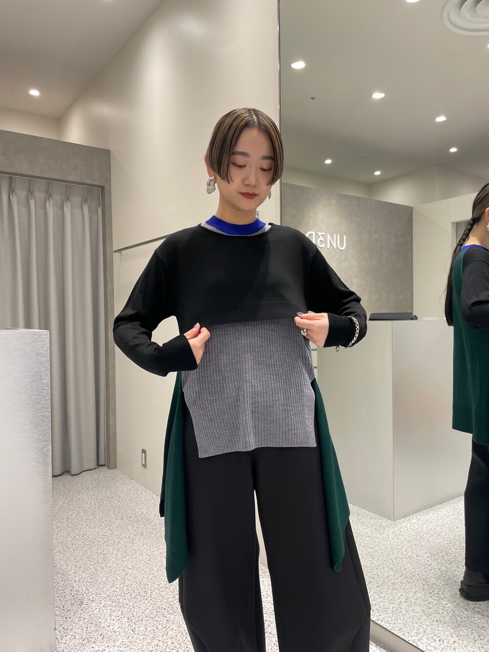 「UN3D.、UN3D.コーデ、アンスリード、MA-1、ブルゾン、アウター、重ね着ベストシーズン、ニット、ブラック、ブラックコーデ、コクーンシルエット、コクーンパンツ、バルーンパンツ、モノトーン、モノトーンコーデ」｜「UN3D.のIRREGULAR HALF MAT EARRING（イヤリング、シルバー系）」を使った、KANAEさん（レディース・162cm）の秋コーディネートの10枚目の写真