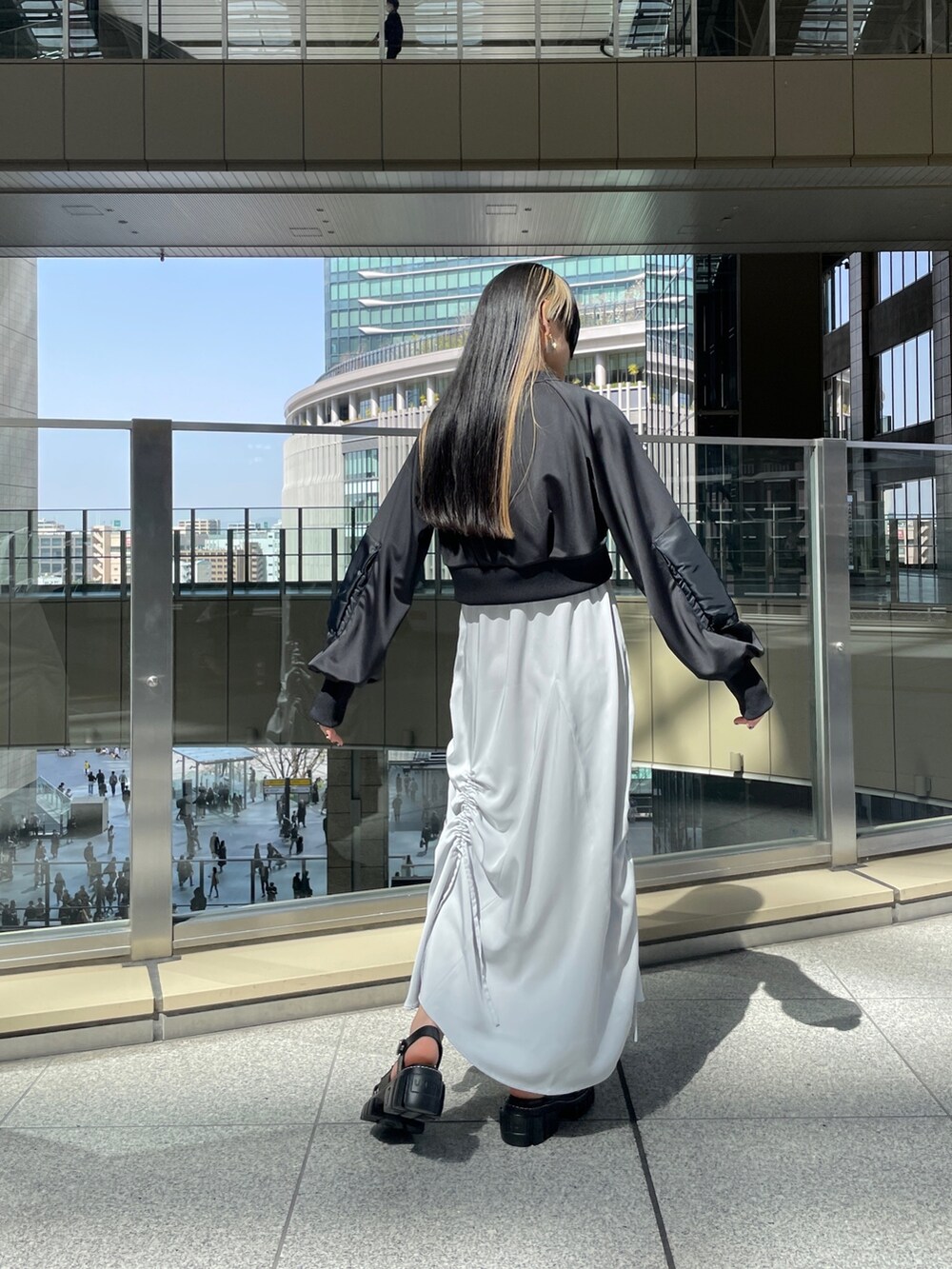 「春服デビュー宣言、UN3D.、アンスリード、きれいめカジュアル、春アウター、春服みてみて、お洒落さんとつながりたい、春コーデ、春服、ootd、淡色コーデ、ワンピース、MA-1、ブルゾン、ショート丈トップス」｜「UN3D.のMA-1ジャージーブルゾン（MA-1、ブラック系）」を使った、KANAEさん（レディース・162cm）の春コーディネートの4枚目の写真