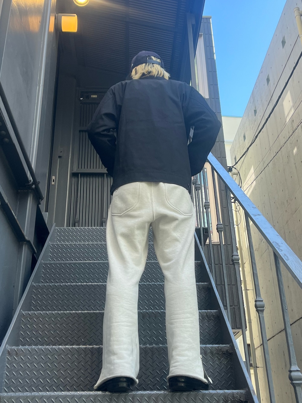 ブルー系のシャツ/ブラウスを着用したメンズの冬コーディネートの2枚目の写真