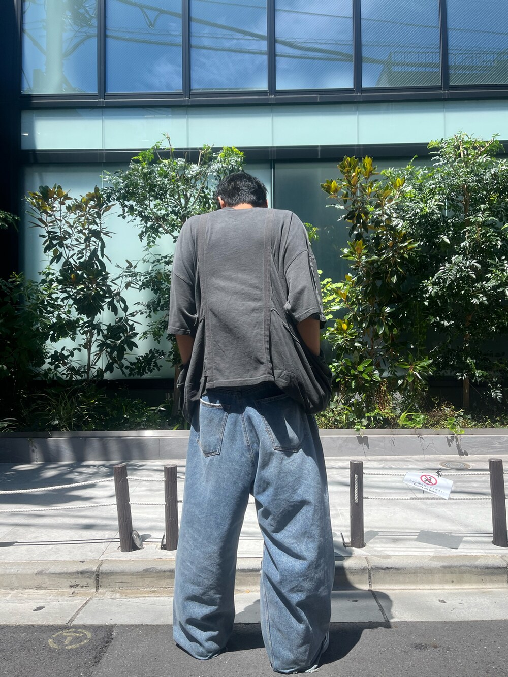 グレー系のTシャツ/カットソーを着用したメンズの夏コーディネートの2枚目の写真