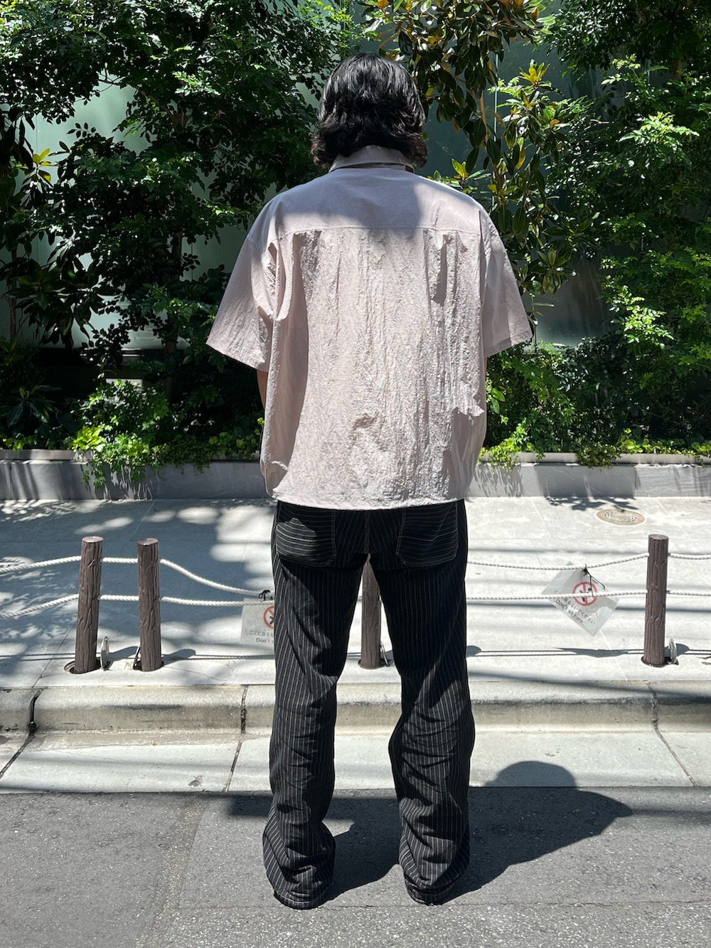 グレー系のシャツ/ブラウスを着用したメンズの夏コーディネートの2枚目の写真
