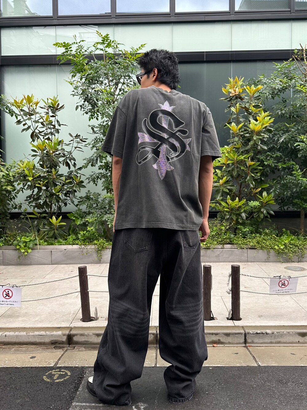 ブラック系のデニムパンツを着用したメンズの春コーディネートの2枚目の写真