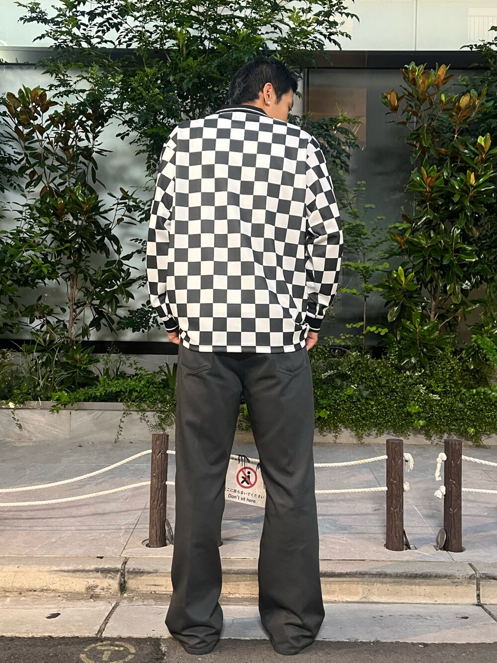 ブラック系のTシャツ/カットソーを着用したメンズの夏コーディネートの2枚目の写真